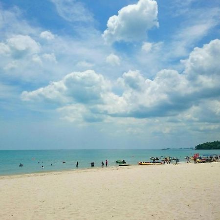 Coastline Hotel Порт-Діксон Екстер'єр фото